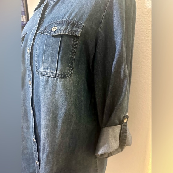 Chico’s Distressed Lightweight Denim Shirt Roll Up Sleeves Size 0 - Picture 2 of 6